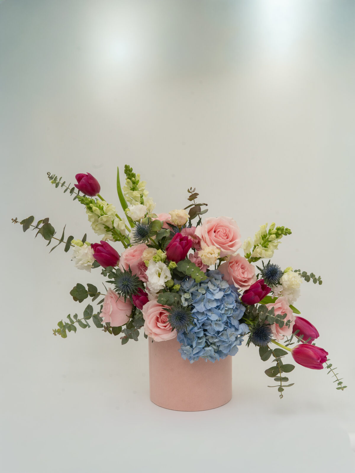 Élégance Poudrée (2) Aranjament Élégance Poudrée, trandafiri, hortensie, lalele, gura leului, lisianthus, eryngium, eucalipt, pistacia