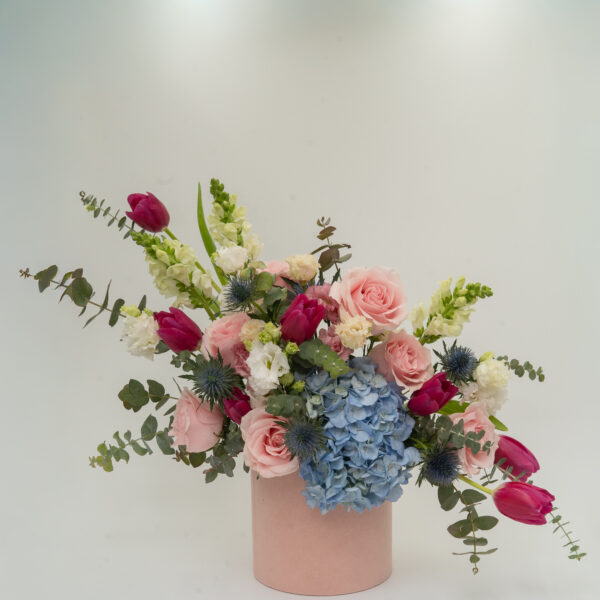 Aranjament Élégance Poudrée, trandafiri, hortensie, lalele, gura leului, lisianthus, eryngium, eucalipt, pistacia