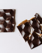 Tabletă ciocolată neagră cu caramel