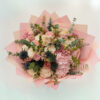 Buchet Élégance en Rosé alegerea floristului, trandafiri albi, trandafiri roz, Wax, Hortensie, Eringium, Oxypetalum, Gura Leului, Eucalipt, Pistacia Lisianthus